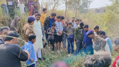 Bihar News: गोपालगंज में छह दिन से लापता दानापुर शिव मंदिर के पुजारी का शव बरामद; नाराज लोगों ने चक्का जाम Bihar News: Body of priest of Danapur Shiv temple, missing for six days in Gopalganj, recovered