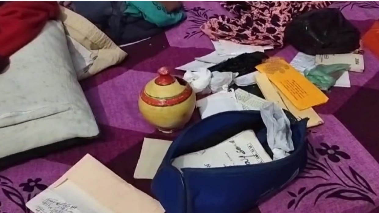Two thieves caught red handed while stealing in Dholpur
