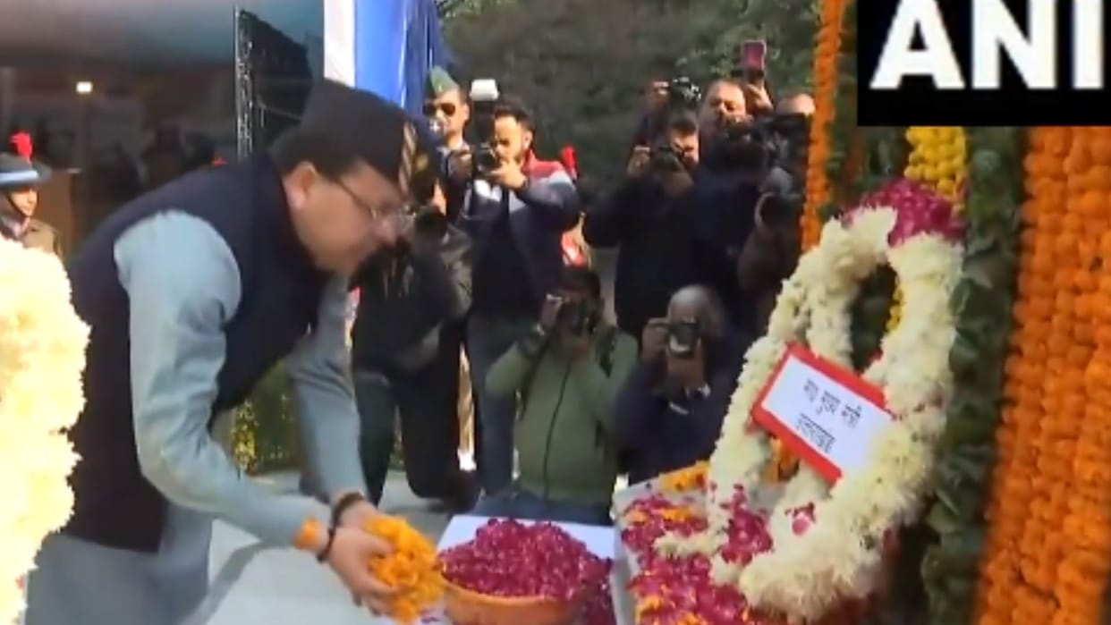 Vijay Diwas CM Pushkar Singh Dhami paid tribute to the fallen heroes at Martyrs Memorial Dehradun Uttarakhand