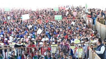 Jharkhand: जब तक मैं हूं अधिकारी आपकी समस्याओं के समाधान करने के लिए आपके द्वार खटखटाते रहेंगे, बोले सोरेन Jharkhand: CM Soren participates in the Aapki Yojana-Aapki Sarkar-Aapke Dwar program in Khunti