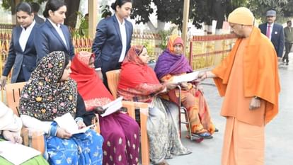 CM Yogi listened to complaint in Gorakhpur