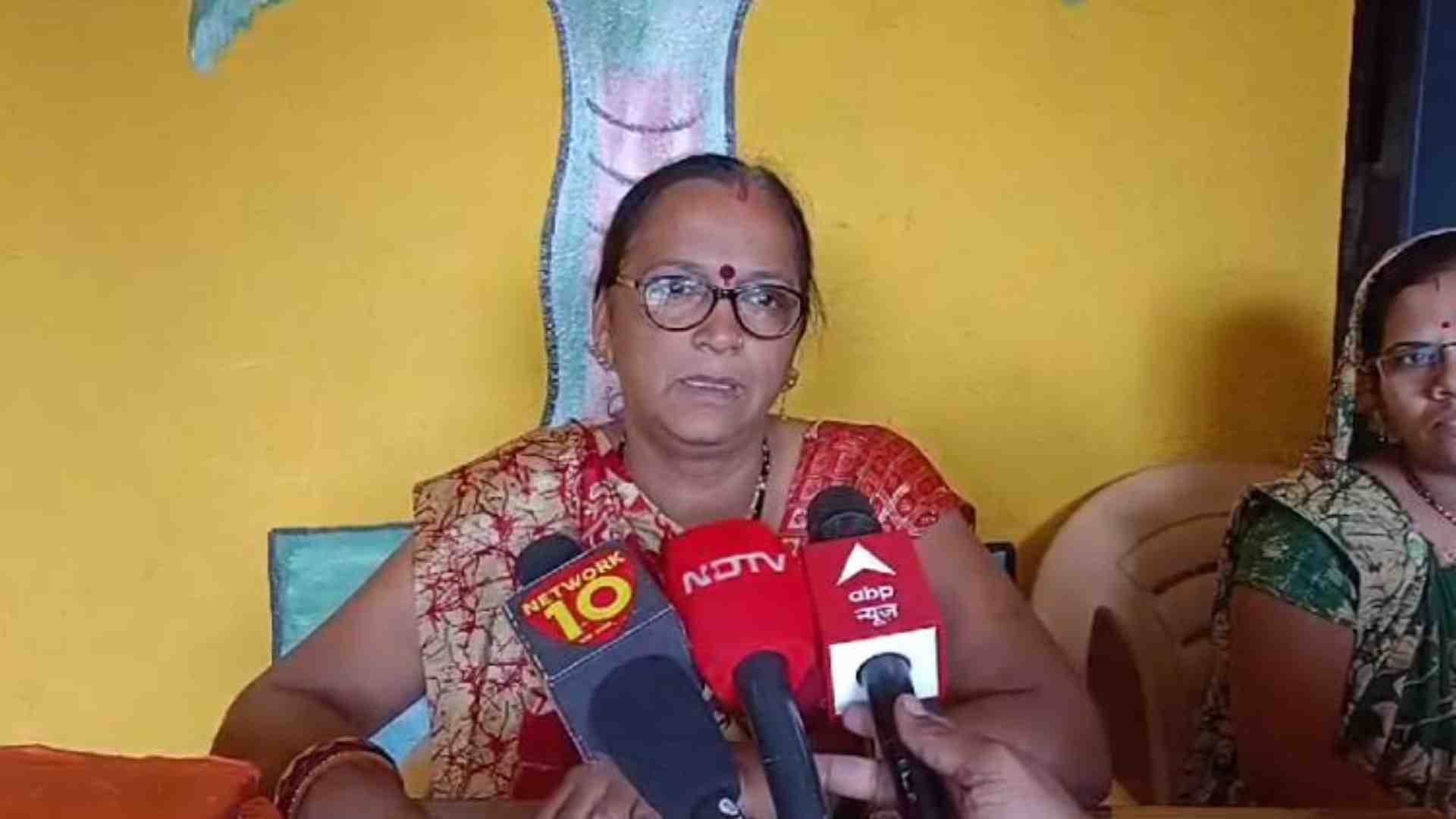 कोर्ट के फैसले के बाद मामले की जानकारी देतीं आंगनबाड़ी कार्यकर्ता।