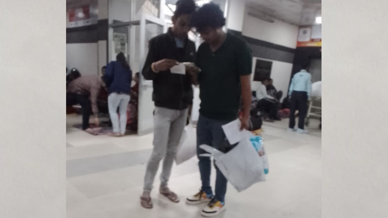 Medicine vendors are selling medicines in Trauma in KGMU.