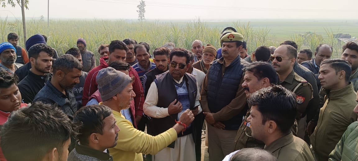 Meerut: Chandpur road blocked due to assault by forest department personnel