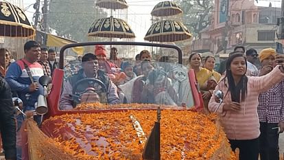 family set unique example by celebrating birth of their daughter in Vrindavan