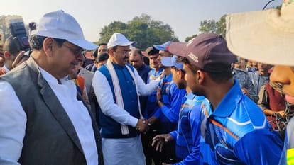 Mirzapur: उप मुख्यमंत्री ने किया चुनार प्रीमियर लीग का शुभारंभ, बच्चों ने इस अंदाज में किया स्वागत Deputy Chief Minister inaugurated Chunar Premier League, children welcomed in this style