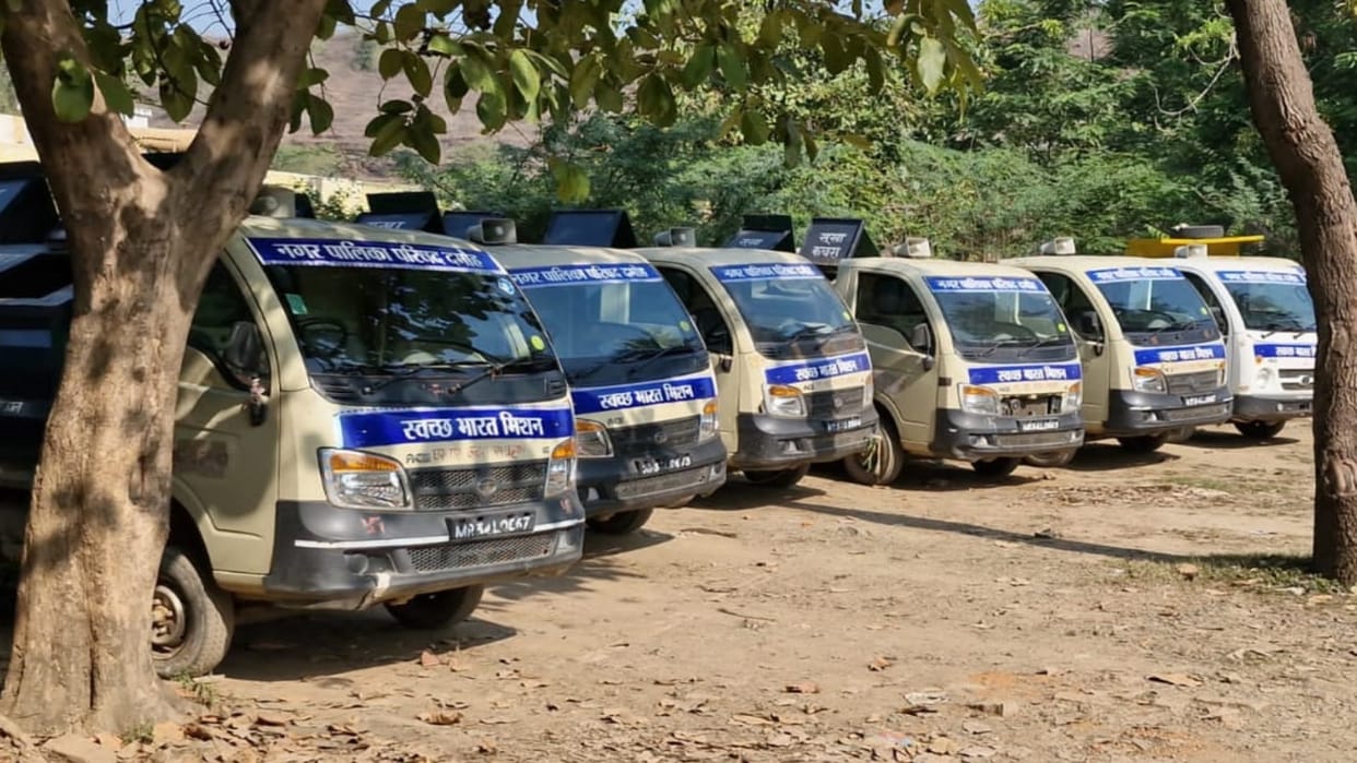 Damoh News Garbage vehicles stopped operating due to lack of diesel dirt seen on city roads