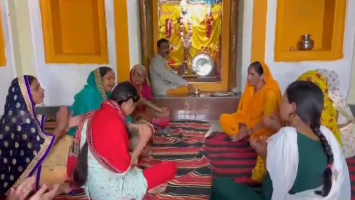Shri Ram Marriage Festival Turmeric applied to Lord Ram in Ayodhya Bundelkhand Niwari News