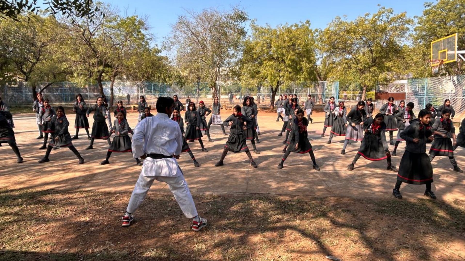 आत्मरक्षा के गुर सीख रहीं छात्राएं