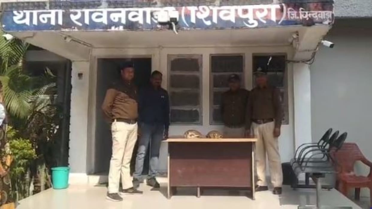 Shivpuri News Two smugglers arrested in turtle smuggling case through duster car