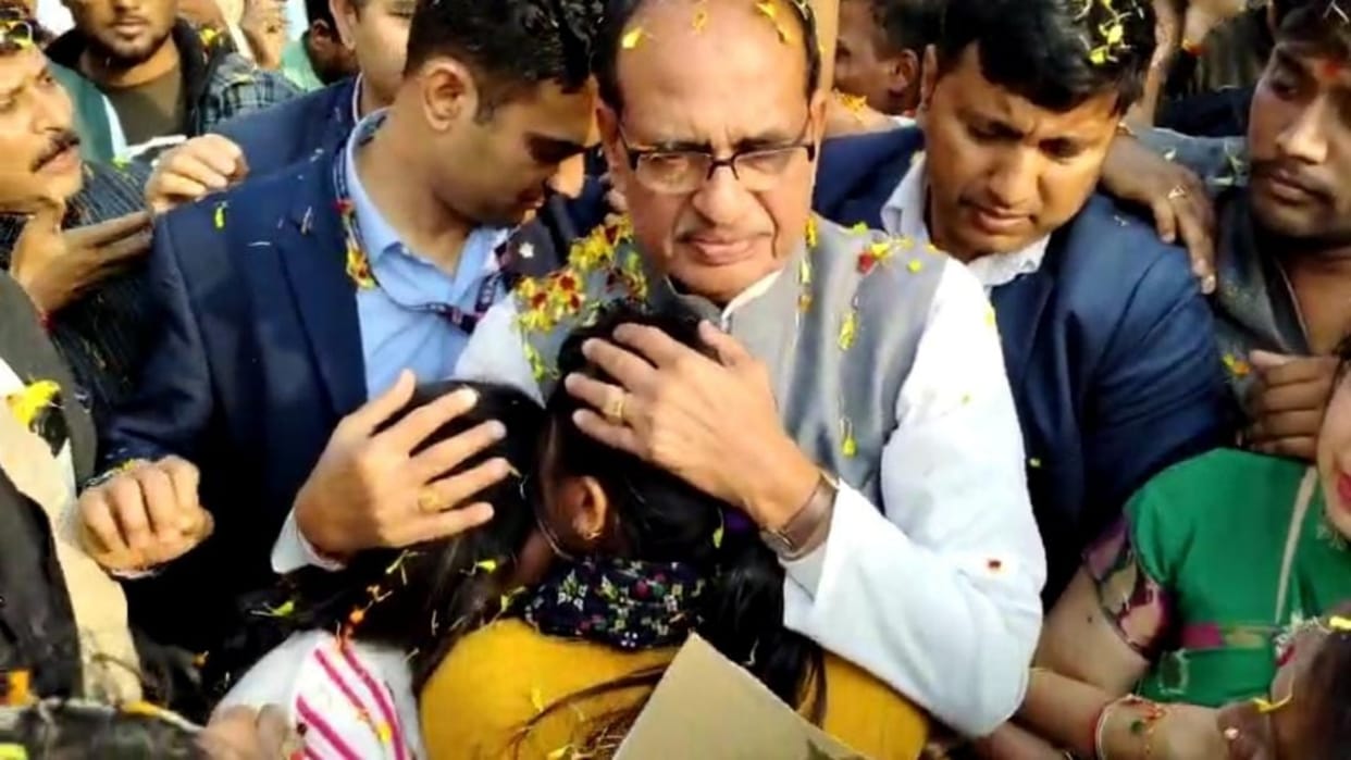Sehore News Former CM Shivraj Singh Chauhan became emotional after seeing his Ladli Behna crying