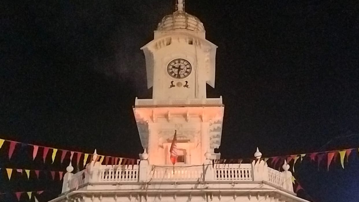 Fire In Tower Chowk Ujjain Fire broke out on third floor smoke was coming out continuously