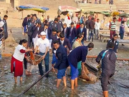 Varanasi: पीएम के आगमन के पूर्व नमामि गंगे की शानदार मुहिम, छात्र-छात्राओं के साथ घाट पर चलाया स्वच्छता अभियान Before the arrival of PM, a wonderful campaign of Namami Gange, cleanliness campaign was conducted at the ghat