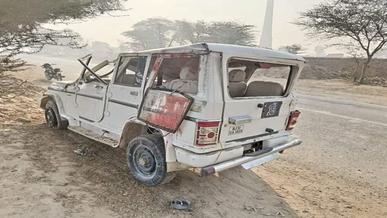 3 people died in collision between pickup and Bolero