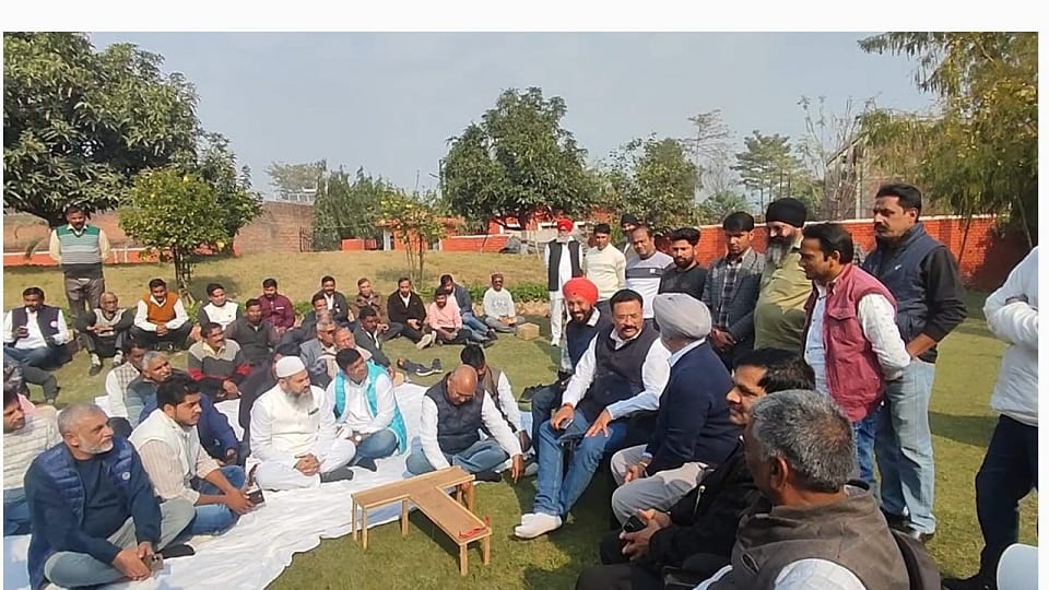 Congress workers protest in front of BJP MLA residence in kashipur