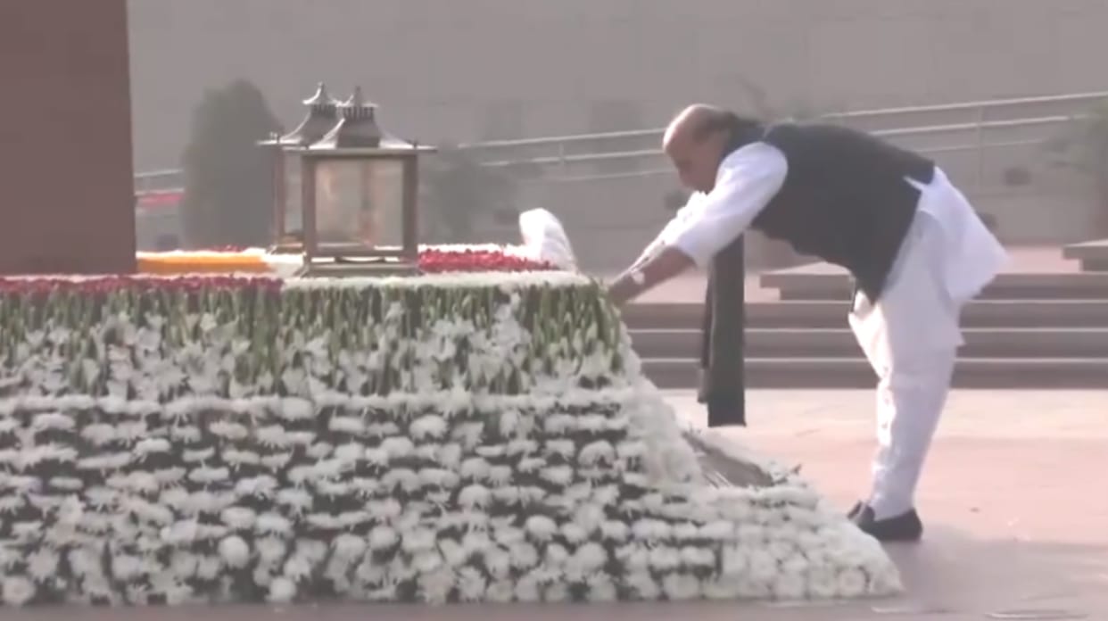 every politician and indian pays tribute to the soldiers on the occasion of Vijay Diwas news and update