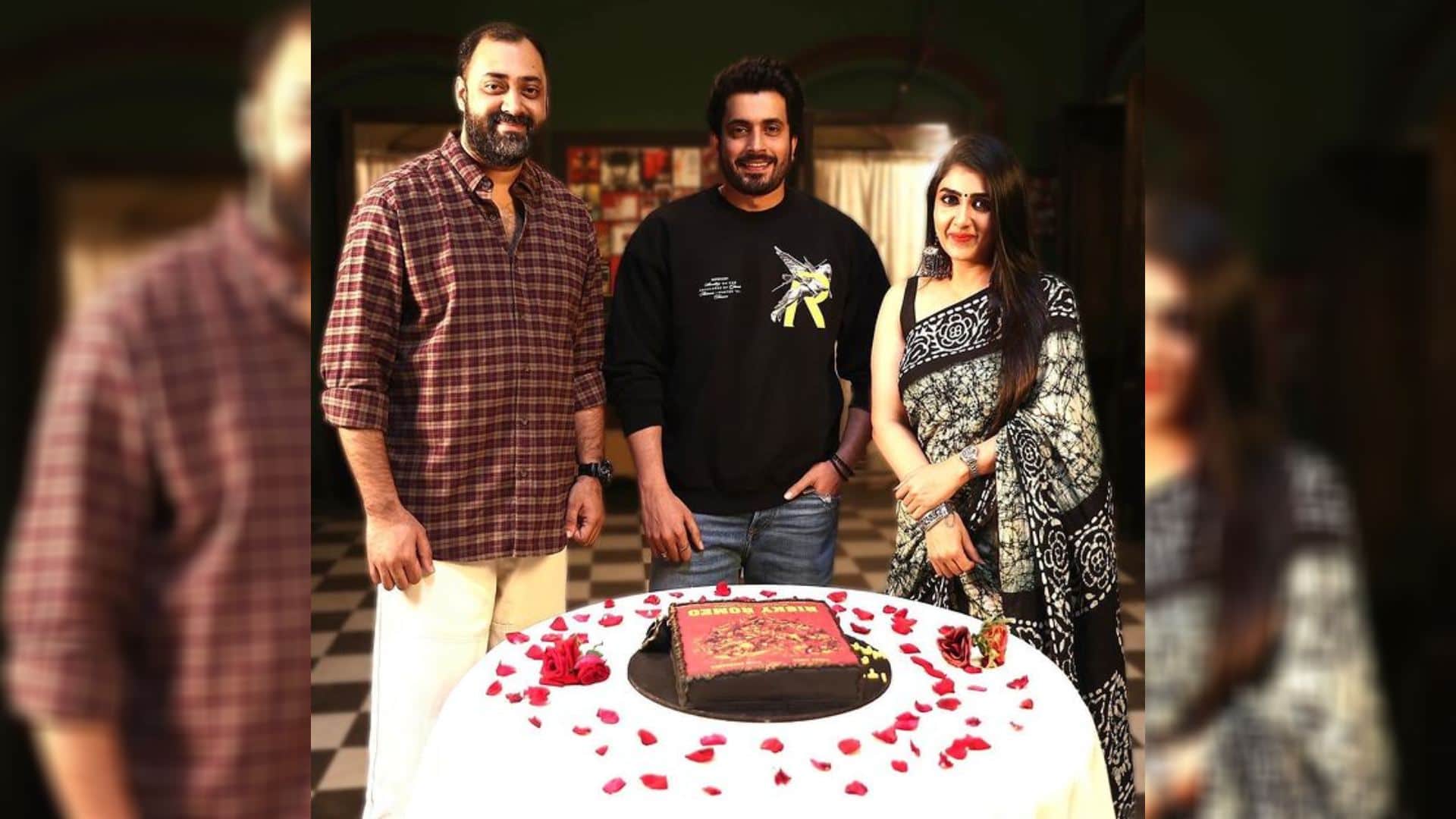 Sunny Singh Kriti Kharbanda Abir Sengupta film Risky Romeo shooting completed team celebrated by cutting cake