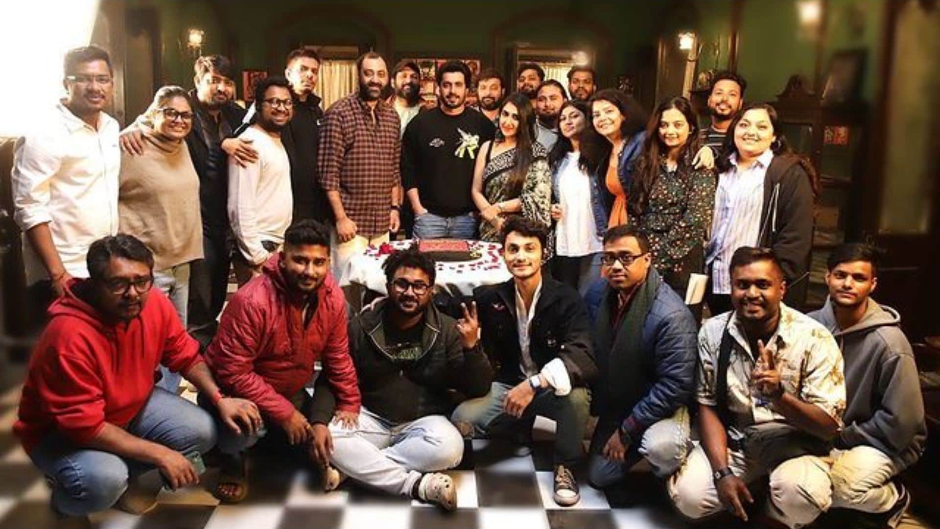 Sunny Singh Kriti Kharbanda Abir Sengupta film Risky Romeo shooting completed team celebrated by cutting cake