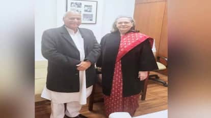 कृषि मंत्री चंद्र कुमार ने सोनिया गांधी से भेंट की।