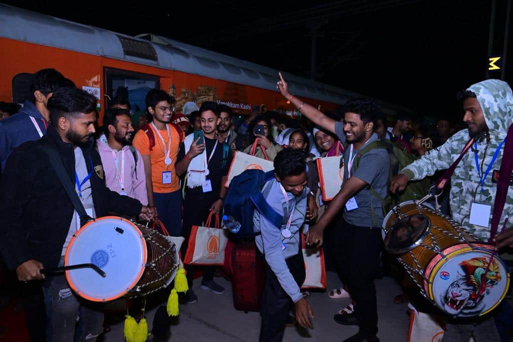 Varanasi got ready for its MP, see in the pictures the guests of Tamil Sangam were welcomed with drums and til