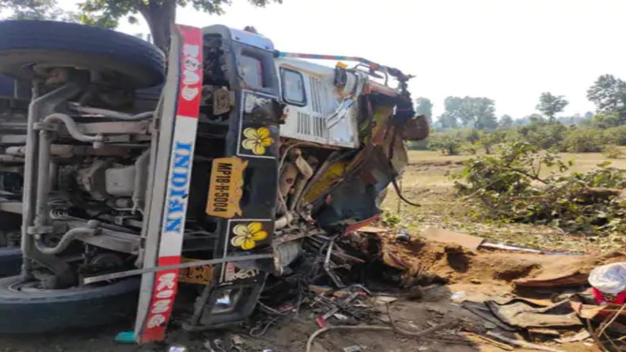 Uncontrolled dumper overturned and hit a tree in Umaria