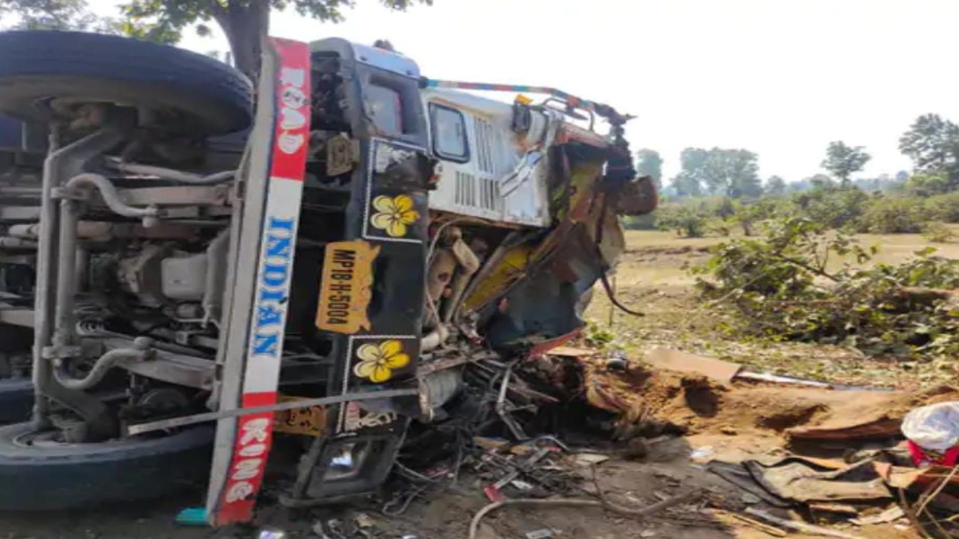 अनियंत्रित डंपर पलटकर पेड़ से टकराया