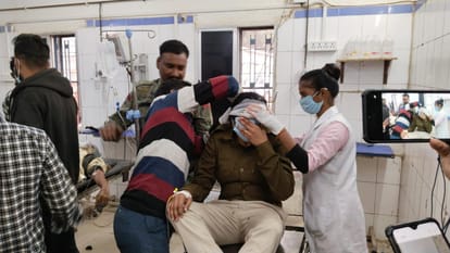 Bihar: बैंक रिकवरी अधिकारियों की सुरक्षा के लिए साथ गई पुलिस टीम पर हमला; दो महिलाओं समेत तीन पुलिसकर्मी घायल Attack on police team accompanying bank recovery officers in Arrah; 3 policemen including 2 women injured