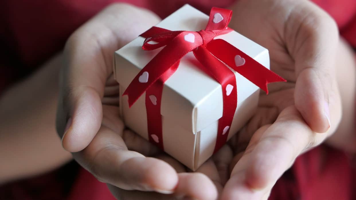 Women's Day Gift Ideas 2024 best jewellery item for mother sister wife