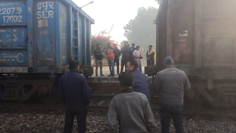 Goods train divided into two parts due to opening of coupling in Shahjahanpur