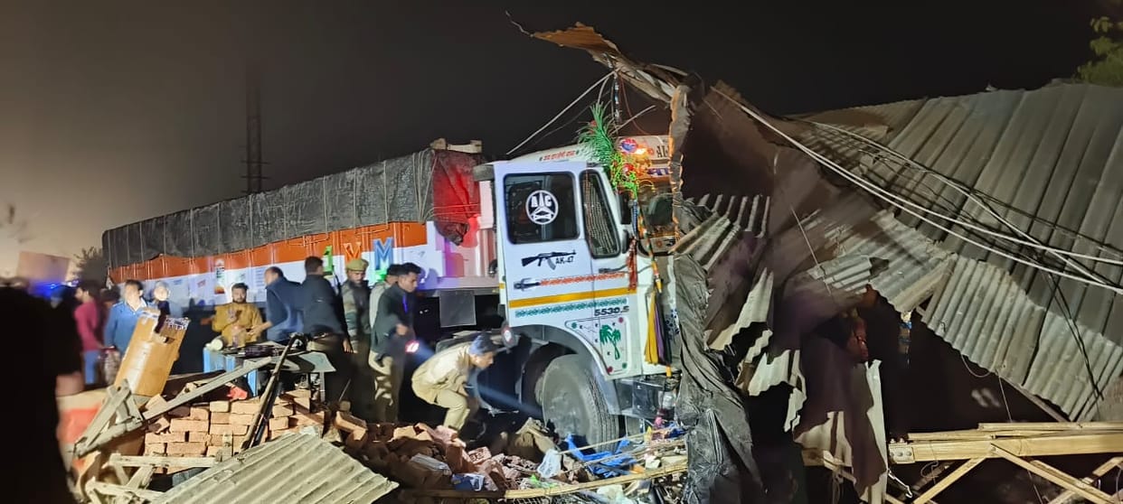 Uncontrolled trolley crushed two shops in Etawah, four died and two seriously injured, trolley driver was drun