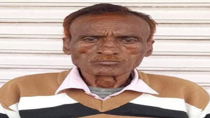 Hathras News: रोड पर टहलते समय अज्ञात वाहन ने मारी टक्कर, वृद्ध की मौत, मैक्स चालक घायल Old man walking on the road was hit by a vehicle and died