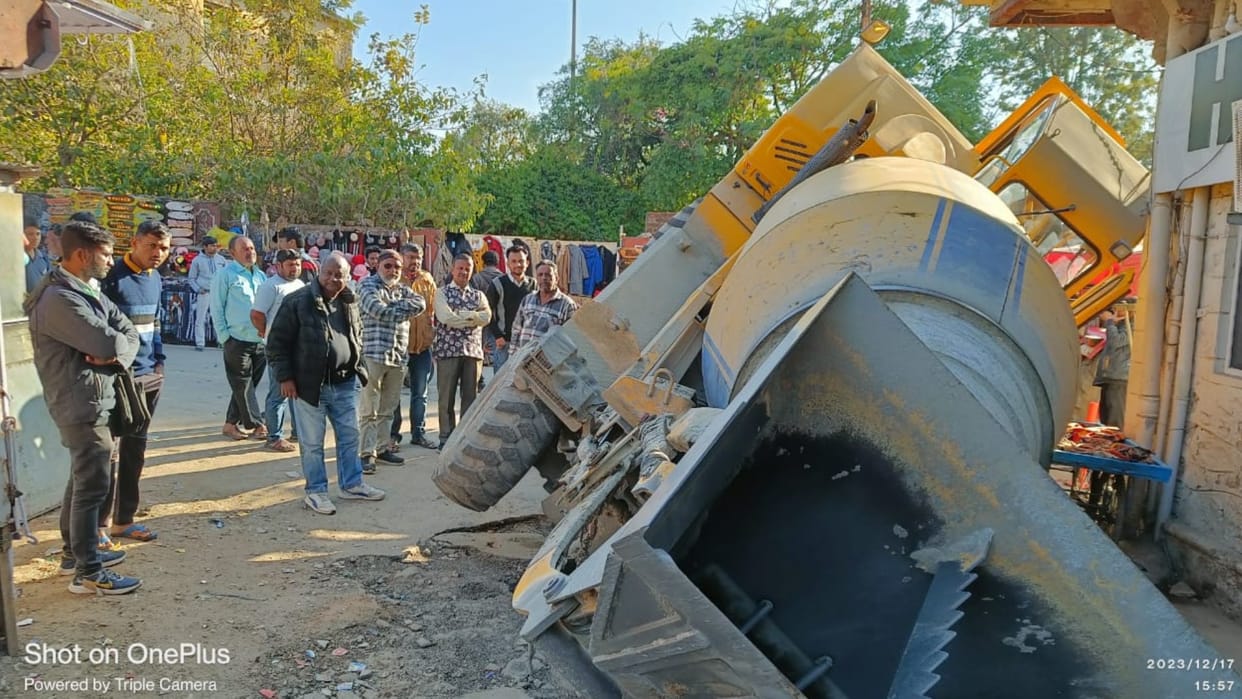 Mixer machine stuck in the middle of the road in Mount Abu