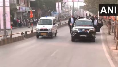 PM Modi In Varanasi: पीएम ने एंबुलेंस को दिया रास्ता, साइड करवाया अपना काफिला; देखें वीडियो PM Modi in Varanasi: PM gave way to the ambulance, got his convoy moved to the side; watch video