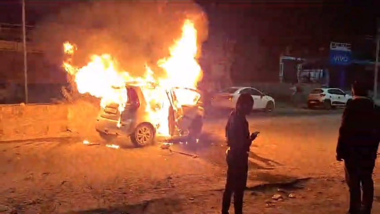 Road Accident: Car caught fire after hitting divider, 2 people burnt alive, one more died on spot