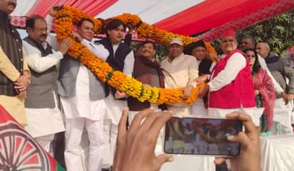 शिवपाल सिंह यादव बीच में