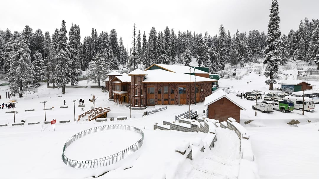 kashmir Gulmarg receives fresh snowfall photos transforming into winter wonderland