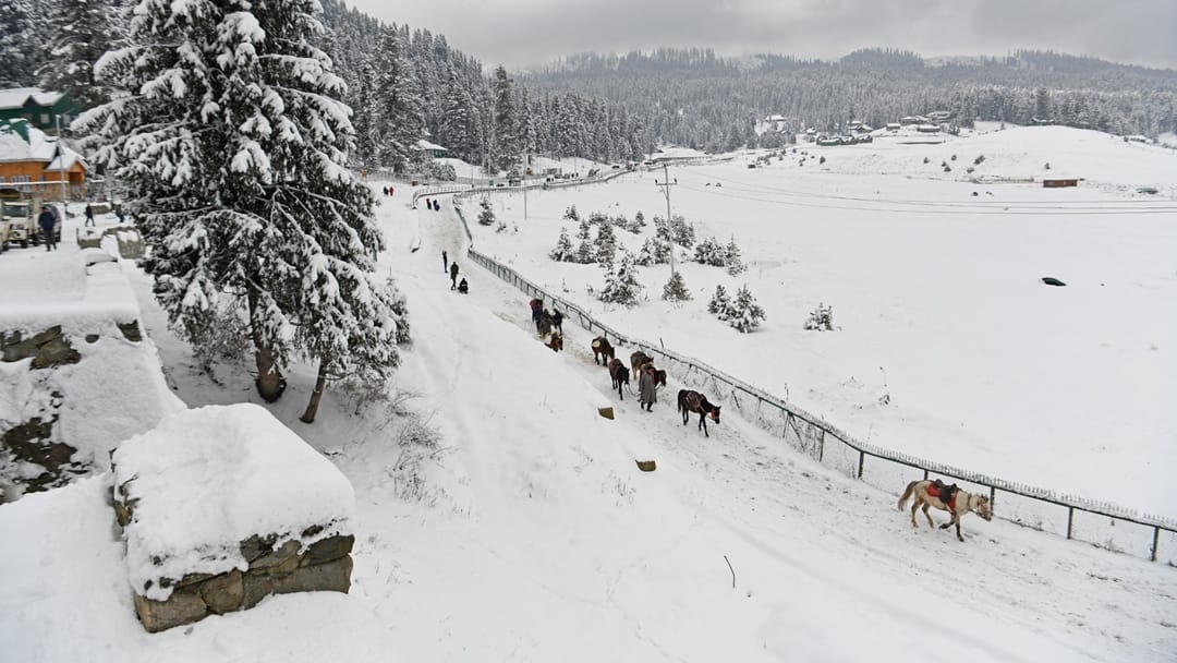 jammu kashmir Weather: Cloudy in Jammu snowfall in high altitude areas including Gulmarg and Gurez