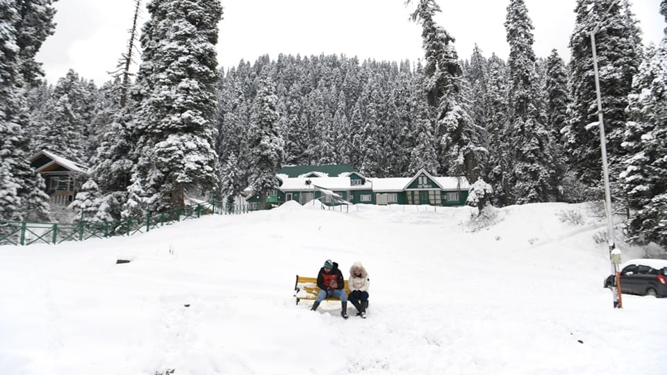 kashmir Gulmarg receives fresh snowfall photos transforming into winter wonderland