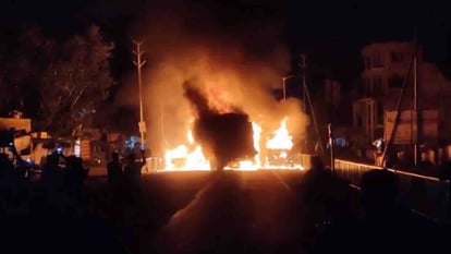 Agar Malwa News : सुसनेर में दो ट्रकों की टक्कर में डीजल टैंक फटने से लगी आग, जिंदा जला ड्राइवर, चार अन्य वाहन जले