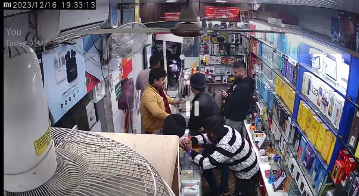 Meerut: I destroy family by shooting! Man asked for iPhone, then threatened showroom staff