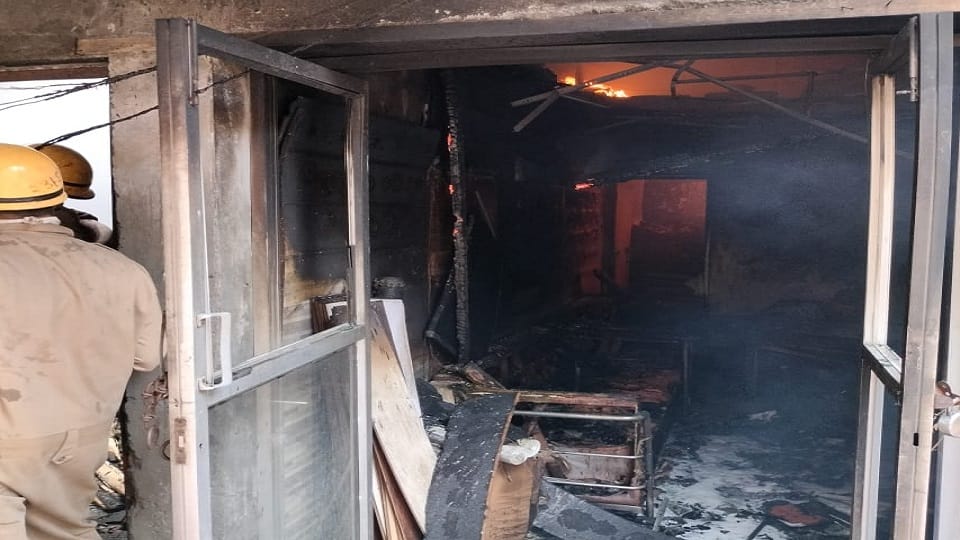 fire broke out in paper warehouse in Chilla village delhi