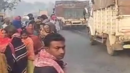 Bihar News: सुबह सड़क पर टहलने निकले बुजुर्ग शख्स को कुचलकर फरार हुआ अज्ञात वाहन; मौके पर ही मौत Unknown vehicle ran over an elderly man who went out for walk on road in Siwan in morning; died on spot