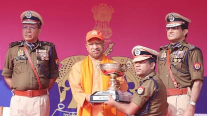 पीएसी का 76वां स्थापना दिवस समारोह: सीएम योगी ने दिया आश्वासन - पदोन्नति की विसंगतियां जल्द करेंगे दूर CM Yogi Adityanath on 76th PAC foundation day.