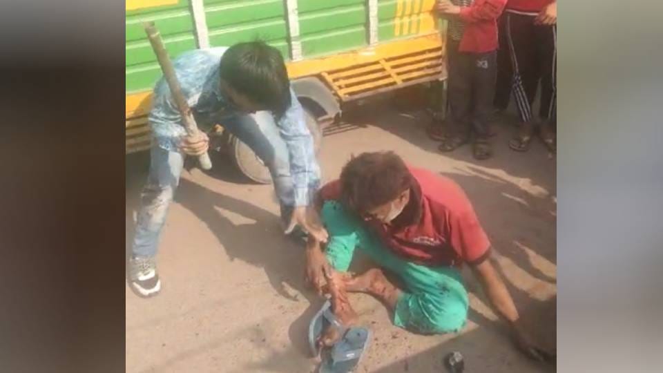 younger brothers chased elder and beaten him in middle of road In dispute of partition in Agra