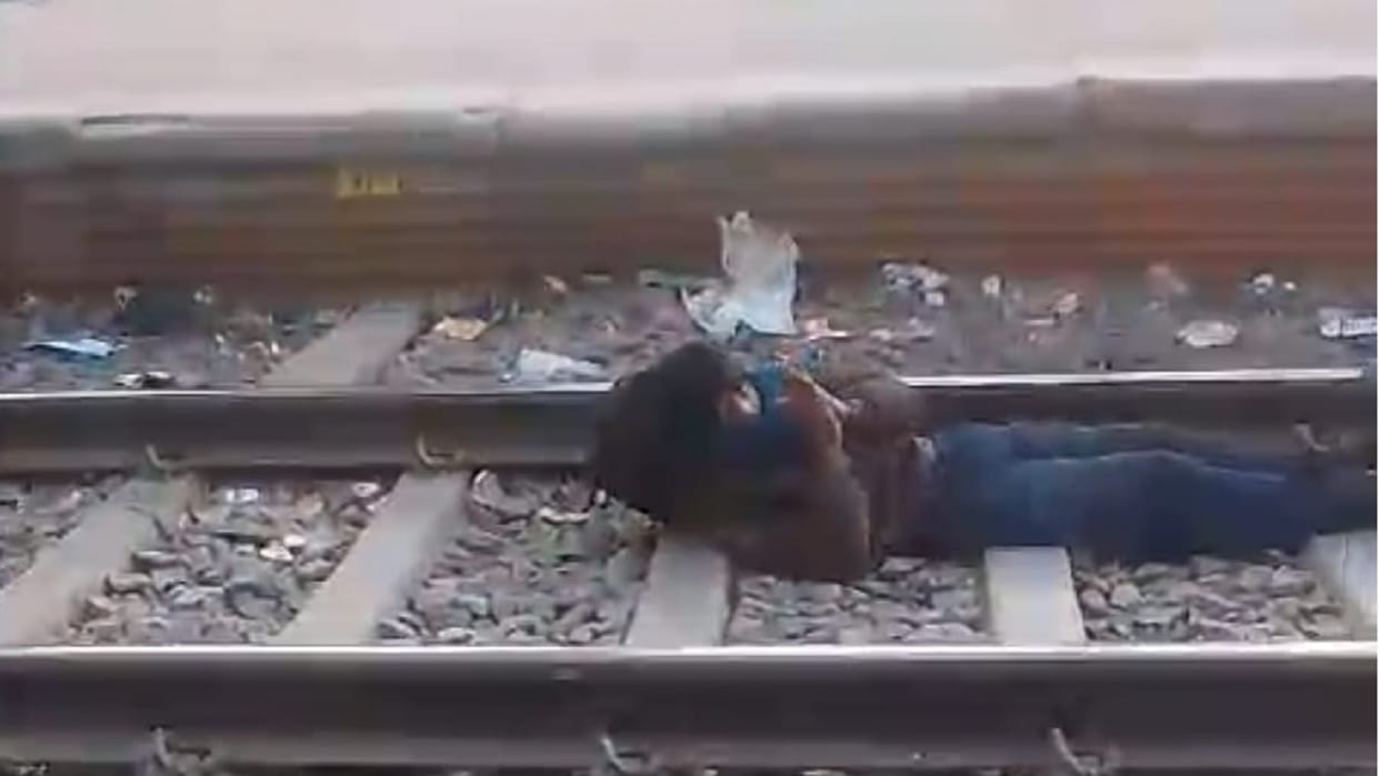 Bihar News: Goods train passes over Gaya youth; remained lying on the track, life saved