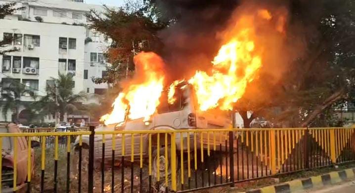 Bihar: Scorpio caught fire on Atal Path in Patna, police station had seized the car; police is investigating