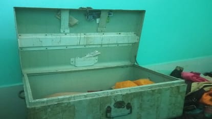Jewelery and cash worth lakhs stolen by breaking locks of locked house