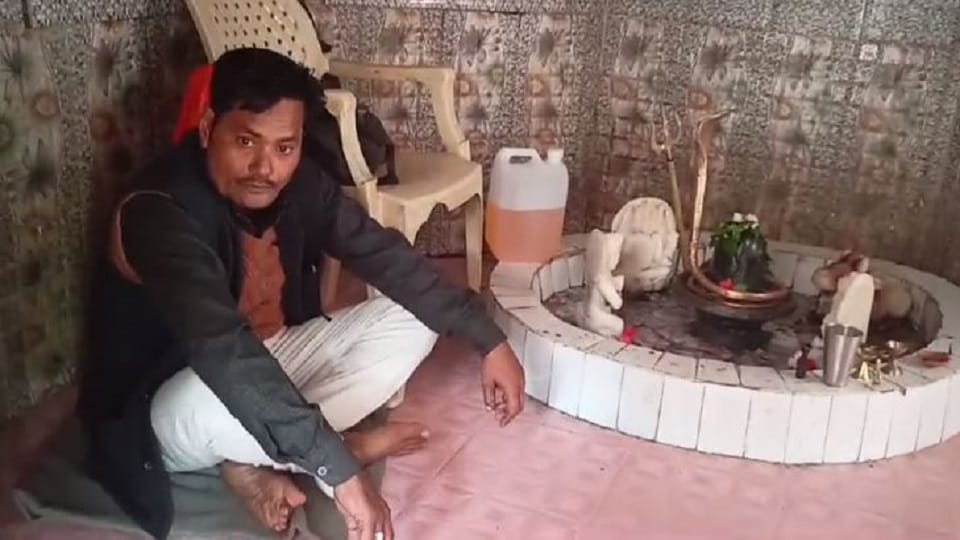 Former block pramukh took petrol and locked himself in the temple in Lakhimpur Khe