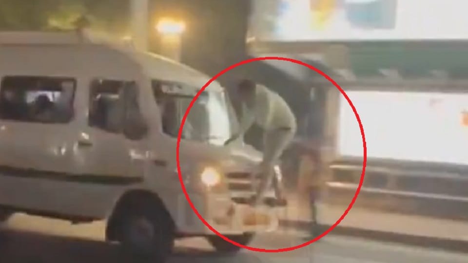 driver kept driving the vehicle for four kilometers with the transporter hanging on the bonnet