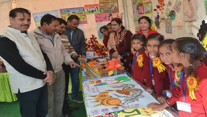 Students showcased talent in craft and painting exhibition of Hathras Mahotsav